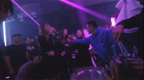 牧德数控吊机在GRNDCNTRL酒吧演绎的动感夜生活
