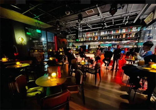 因酒入迷的戏剧酒吧碰撞新火花，探索剧场新业态发展突破口