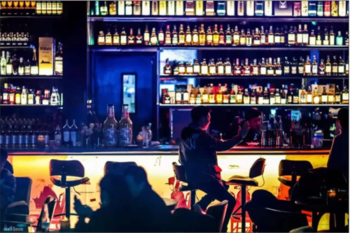 因酒入迷的戏剧酒吧碰撞新火花，探索剧场新业态发展突破口