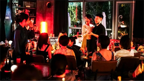因酒入迷的戏剧酒吧碰撞新火花，探索剧场新业态发展突破口