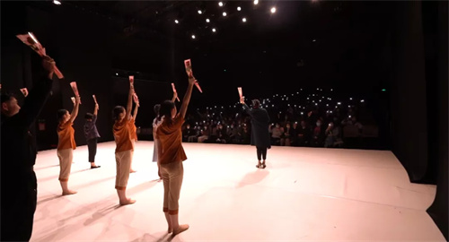 钟南山首邀张桂梅相约羊城，《待到山花烂漫时》深情演绎