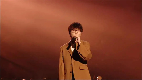 把机械传送带搬上舞台？这场晚会的舞台设计有看头！