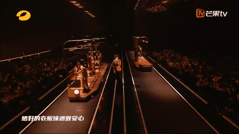 把机械传送带搬上舞台？这场晚会的舞台设计有看头！