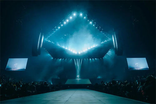 美国“顶流新星”巡回演唱会火热开唱 魅力灯光燃情舞台