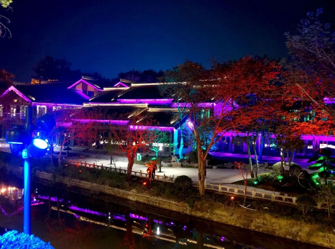 演绎生活光影故事！扬州“红园·仙次元”沉浸式街区亮灯