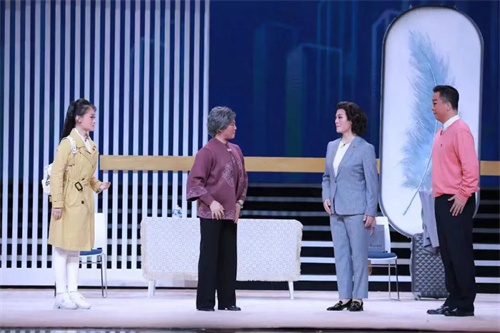 《滚烫的年华》首演，彩熠致敬抗疫英雄！