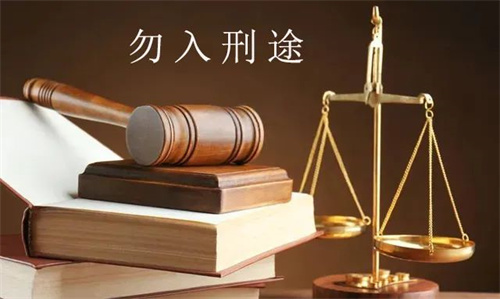 敲警钟！常州一酒吧巨型灯柱坠落，众人抬灯救人