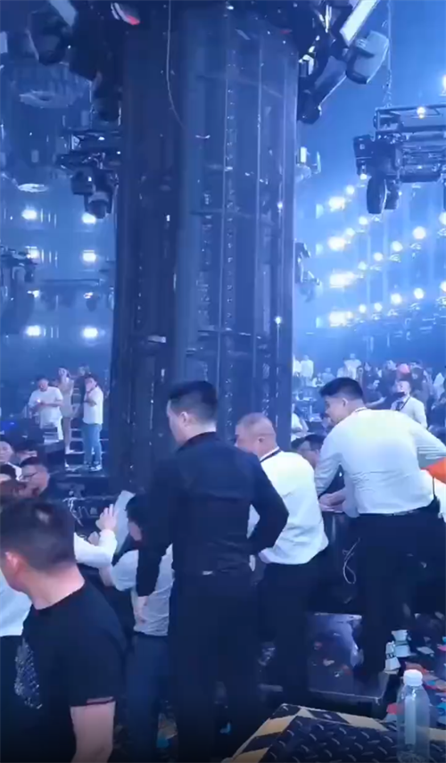 敲警钟！常州一酒吧巨型灯柱坠落，众人抬灯救人