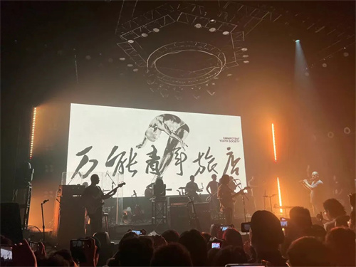 乐迷中暑昏厥、千元票价苦不堪言 "演出刺客”为何出现？