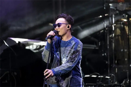 港媒称陈奕迅暂定18场演唱会！他的神级舞台，你看过几个？