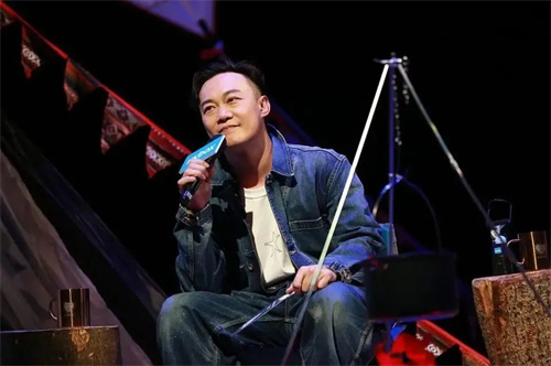 港媒称陈奕迅暂定18场演唱会！他的神级舞台，你看过几个？