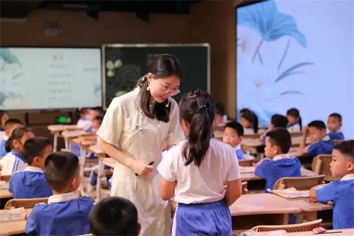 深圳市宝安区海裕小学多功能厅案例