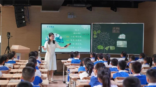 深圳市宝安区海裕小学多功能厅案例
