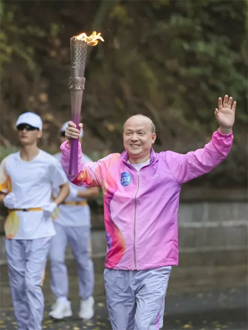 荣耀！杭州亚残运会火炬传递第102棒火炬手来自迪士普！