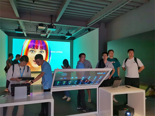 建业显示携手【舞台科技与艺术融合创新高级人才培训】展开“全域显示产品在舞台的应用”主题交流活动