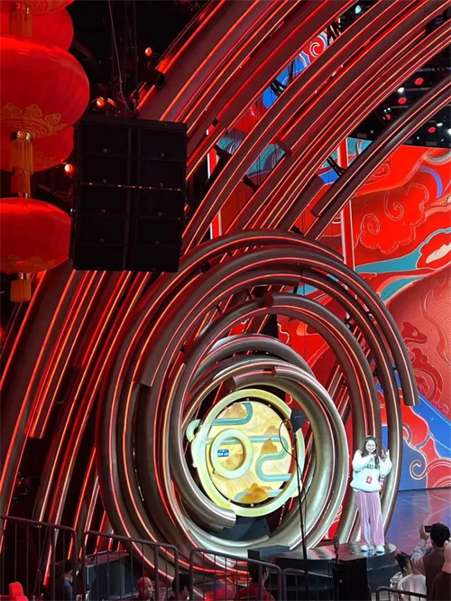 揭秘！央视春晚花式“整活”，没想到幕后比台前更精彩