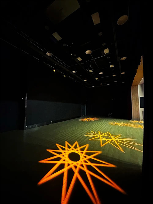 龙腾新学期，启航绽光彩——夜太阳灯光照耀上海师范大学附属卢湾实验小学礼堂