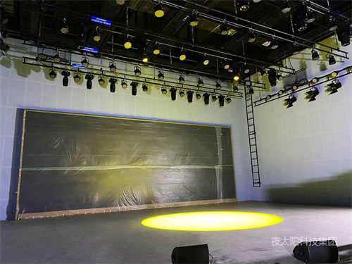 夜太阳集团助力打造新疆巴里坤县融媒体中心译制中心演播厅
