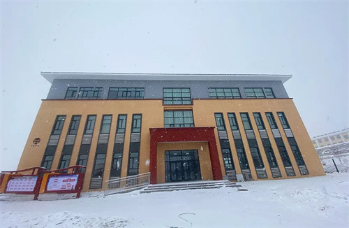 夜太阳集团助力打造新疆巴里坤县融媒体中心译制中心演播厅