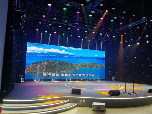 夜太阳集团助力打造新疆巴里坤县融媒体中心译制中心演播厅
