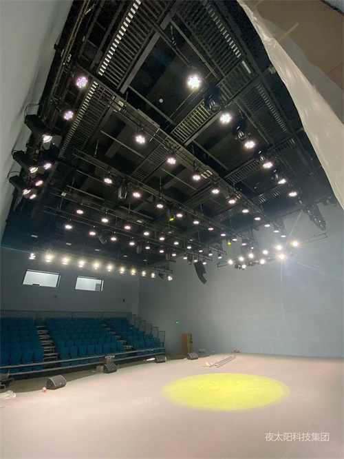 夜太阳集团助力打造新疆巴里坤县融媒体中心译制中心演播厅