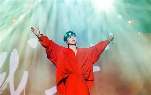 音乐绝美共舞，燃爆现场！张杰2024巡回演唱会有何创新突破？