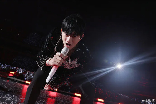 sE V7 MC2无线音头 助力张杰2024年巡回演唱会上海站克服超长舞台的人声拾音挑战!