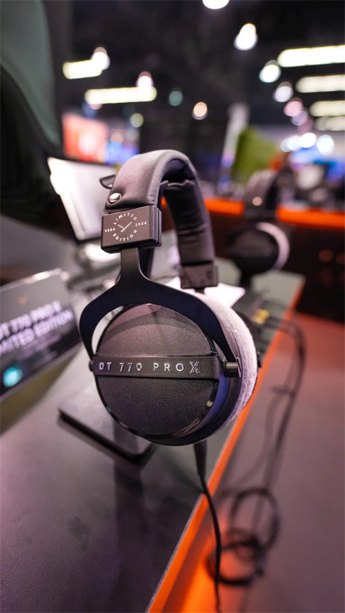 录音室传奇的新篇章-拜雅百年限量款耳机 DT 770 PRO X