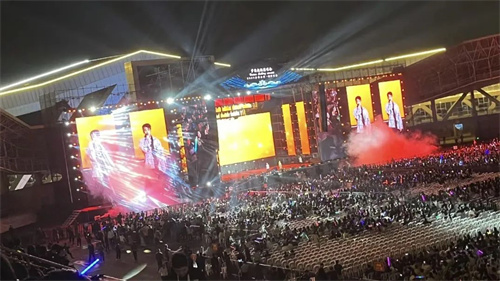 升龙灯光梦幻绽放，万人共度 “永修柘林山泉群星演唱会” 璀璨夜晚