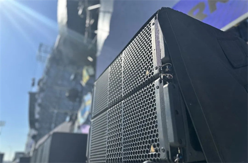 睿铭声光助力乌鲁木齐草莓音乐节音浪翻滚、席卷新疆！