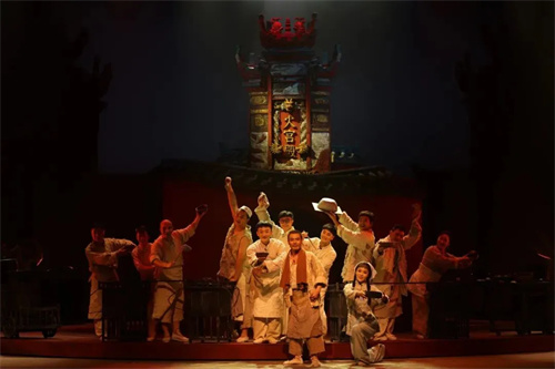 筑梦灯光助力大型现代花鼓戏《火宫殿》精彩首演！