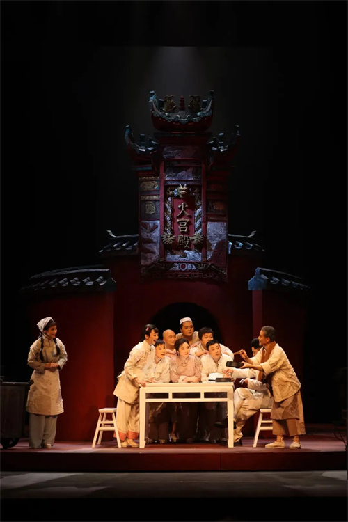筑梦灯光助力大型现代花鼓戏《火宫殿》精彩首演！