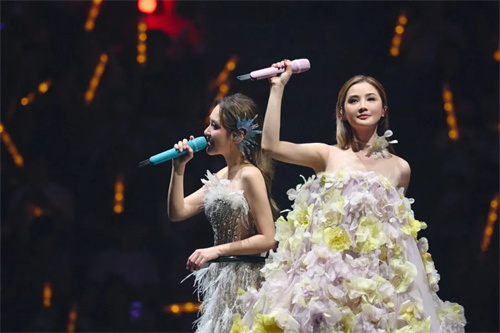 七年再见Twins！蓝粉新麦+“双灯”赋能，四面台打造无界视听 