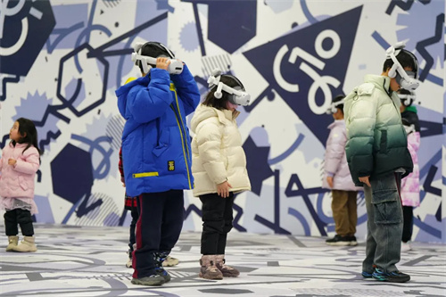 VR大空间 | 利亚德·德火科技携手新华网、北京天文馆打造宇宙探索新体验 