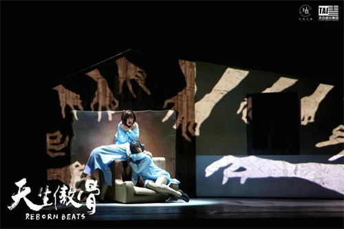 舞台剧《天生傲骨》巡演收官！易科沉浸声系统雕琢非遗新声