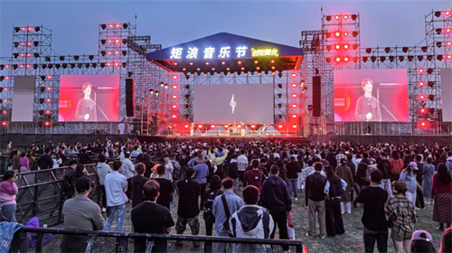 音光狂卷48小时！矩浪音乐节万人草坪集体“声与光”共沉浸