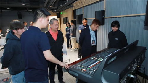 易科成功举办 "新声界・启未来"战略合作品牌及新品发布盛典!